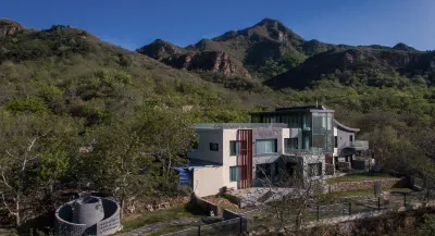 Mountains and B&Bs Hotels near Xuanyuanmiao Ruins