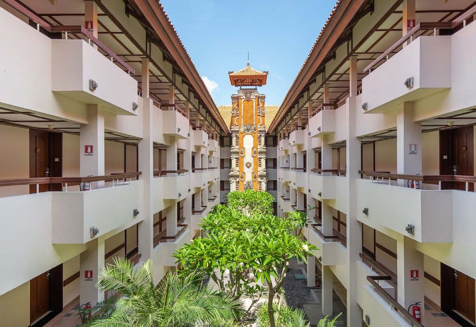 빈탕 발리 리조트의 야외 수영장 전경