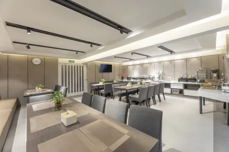Homeinn Ease Hotel (Qidong Lvsi Dayang Bridge Seafood City) Отели рядом с достопримечательностью «Lvsigang»