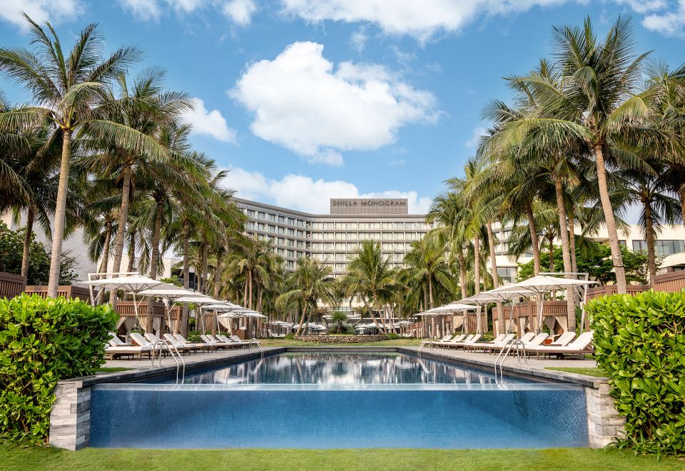 Shilla Monogram Danang의 아름다운 메인 풀 전경