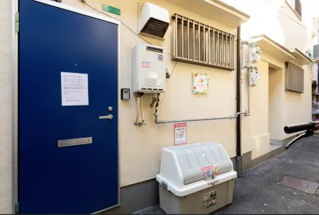 Villa, 3bd/2ba, 4 min walk to station, 2 min tram to Namba/Shinsaibashi, direct airport , max 8ppl