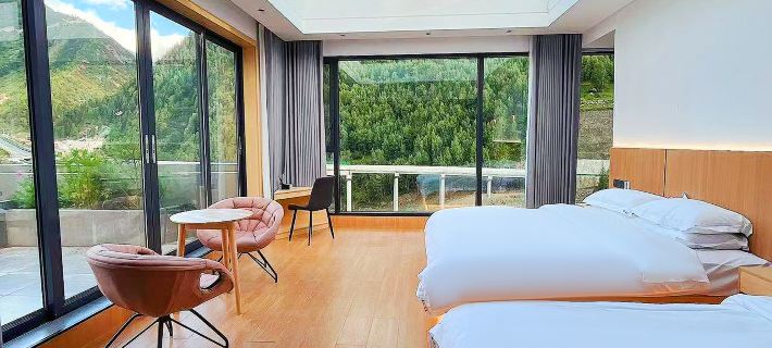 望山·溪裏dreamプレミアム設計師觀山景美宿（四姑娘山） 小金のホテル