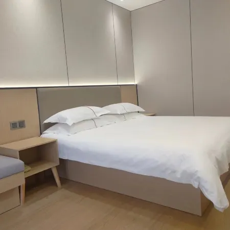 Congress Hotel (Jiashan Railway Station Hengli Plaza)