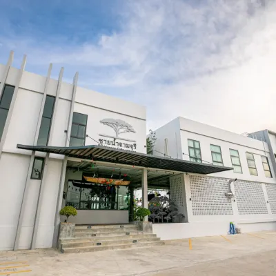 Chainam-Charmchuree Residences Cafe and Spa Отели рядом с достопримечательностью «Остров Ко Крет»