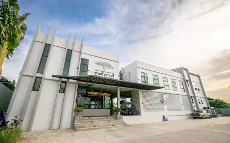 Chainam-Charmchuree Residences Cafe and Spa Отели рядом с достопримечательностью «Wat Molee»