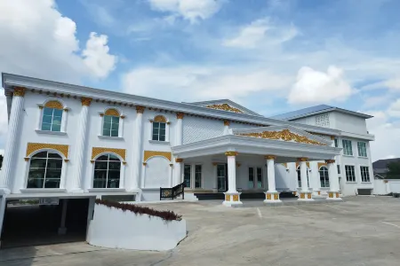 Maulidia Hotel Syariah & Convention Center Отели рядом с достопримечательностью «Alun - Alun Gubernuran Jambi»