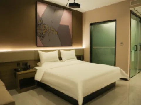 โรงแรม IU สาขา เหลียงเฉิง อูลานกับ โรงแรมในเหลียงเฉิง