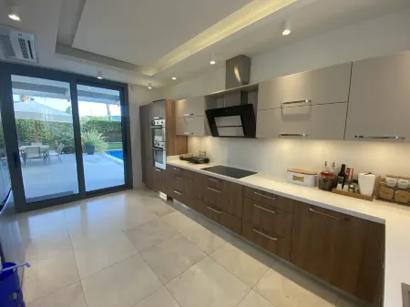 Luxurious private villa in Cesme Mamurbaba - 5min to beach & Alacati Отели в г. Altinyunus Mahallesi