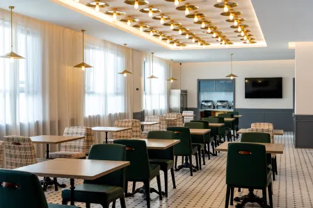 City Zhenxuan Hotel (Longzeyuan Night Market Railway Station Branch) Отели рядом с достопримечательностью «Qiuci Ancient City»