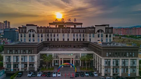 Jiulong Hot Spring Holiday Hotel Отели рядом с достопримечательностью «Qujing Normal University»