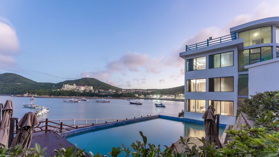 Cliff Mountain and Sea Residence