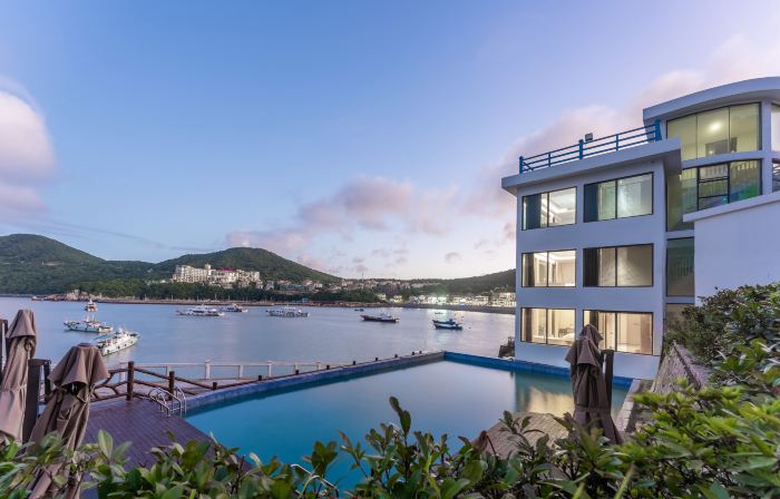 Cliff Mountain and Sea Residence