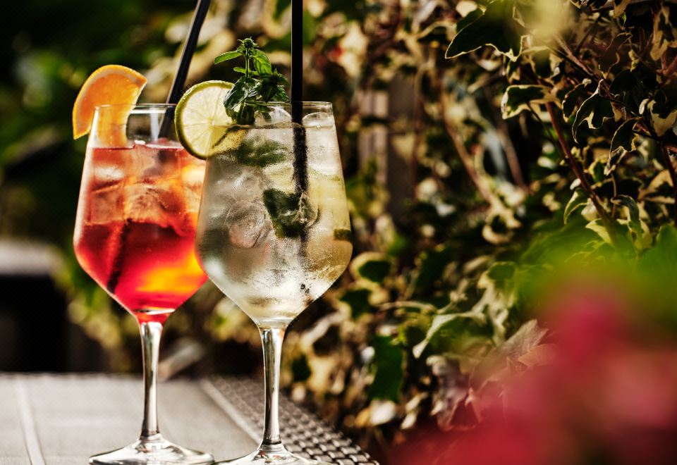 2. 홀리데이 인 익..