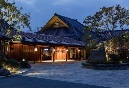 탕 징저 온센 호텔의 고급스러운 온천 시설