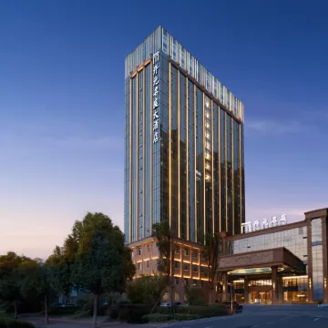 Anqing Yixiu Maison New Century Grand Hotel (Anqing Normal University Longshan Campus) Hotels near Jushi Mountain