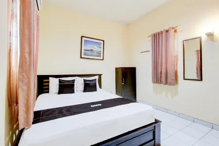 Collection O Hotel Indah Near Отели в г. West Pekalongan