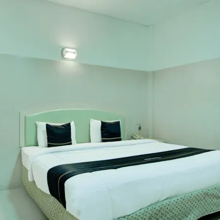 Townhouse Oak Palembang Near Jembatan Ampera Formerly Azzura Hotel