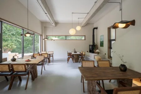 Hillside Courtyard Guesthouse Отели рядом с достопримечательностью «Zhashui Karst Cave»