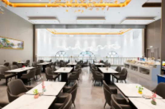 YiBon International Hotel (Hebi City Government Century Plaza Branch)