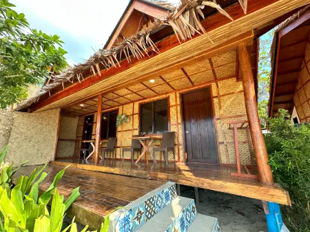 Beach Huts El Nido Отели рядом с достопримечательностью «Остров Минилок»