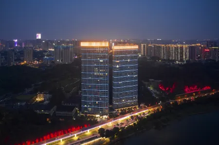 FUNGEE X Hotel, Xiangjiang Middle Road, Bishahu (Youth Square) Station, Changsha Отели рядом с достопримечательностью «Changsha University of Science & Technology (Transportation Science & Technology Teaching Area)»