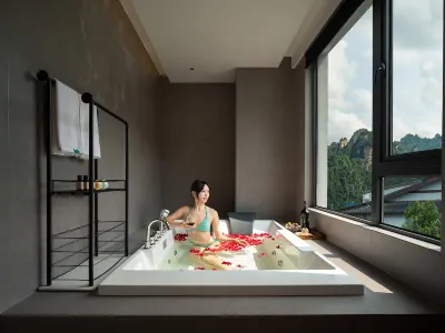 Qianshan Moon Resort, Zhangjiajie（Landmark Store of Wulingyuan, Forest Park Tourist Area） Hotel a 