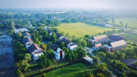 Sukhothai Treasure Resort and Spa Отели рядом с достопримечательностью «Wat Saphan Hin»