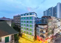 雲境飯店（平南中心購物廣場縣政府店） 江濱廣場附近的飯店