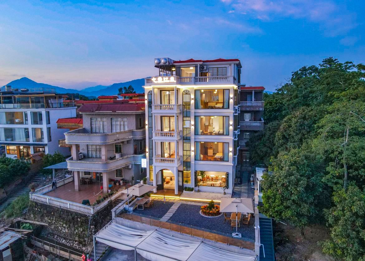 Seven Li Jiang Lan · Riverside Vier · First Line River View Vacation ...