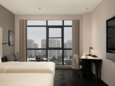 Lu'an Railway Station Xinghe Jiefang Square Atour Hotel