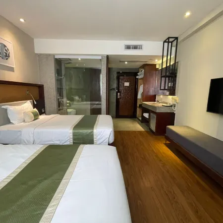CLOVER HOTEL MONIVONG - BY EMMA