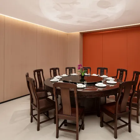 Rezen Chaokong Hotel (Guilin Elephant Trunk Hill Scenic Area Two Rivers and Four Lakes)