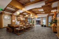 Baiyue Mountain Lodge Hotel (Shangri-La Town Daocheng Yading Scenic Area)