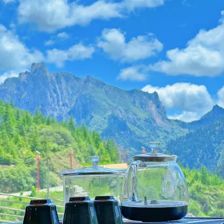 Sunny Mountain Stream Retreat (Zagana Scenic Area Store)