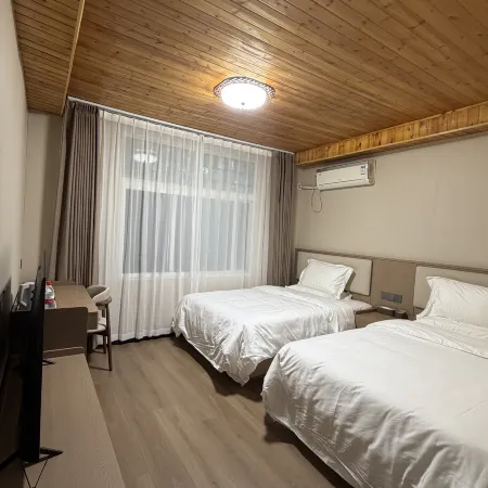 Huaxi·Longmen Manor Hotel (Longmen Grottoes Northwest Service Area Longmen High-Speed Rail Station)