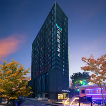 Kyriad Marvelous Hotel (Yidu Government Center) Hotels near Qingjiang Ancient Town (formerly Hongchun Folk Culture Village)