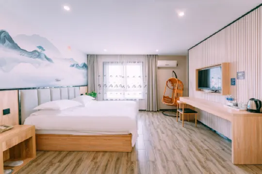 Qingmu Hotel (Hexian Xiaoshikouzhen Huai Commercial Street)