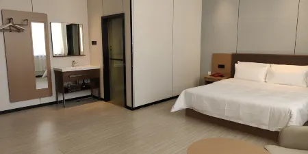 Golden Hilton Hotel Отели рядом с достопримечательностью «Ejin Horo Banner Prince's Mansion»