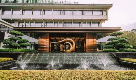 Tanghu Yubo Grand Hotel Отели рядом с достопримечательностью «Jiaolonggang Zhanshi Center»