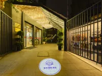 City Bieyuan Hotel (Chengdu Kuanzhai Alley Shuhan Road East Subway Station Branch) Hotels near Baiguolin Station
