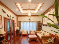 ريتش جاردن هاوس هوتل Hotels near وات لوكمولي
