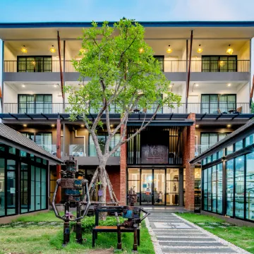Momo Hotel Отели рядом с достопримечательностью «Памятник Трех Королей»