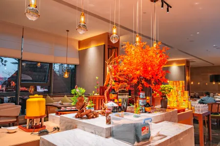 Zhenxiong Dagu Hot Spring Hotel (Daguli Happy City) Отели рядом с достопримечательностью «Chishuiyuan Square»