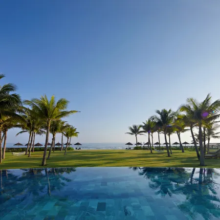 Wyndham Hoi An Royal Beachfront Resort & Villas Отели в г. Хой-Ан