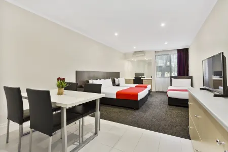 Quality Hotel Manor Отели рядом с достопримечательностью «оз. Рингвуд»