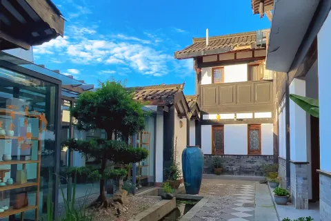 Emei Mountain and Courtyard. Jingzhu Shiguang Hot Spring Hotel