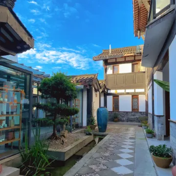 Emei Mountain and Courtyard. Jingzhu Shiguang Hot Spring Hotel