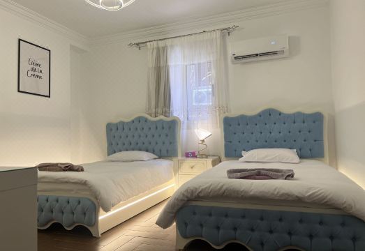 [Oasis chinese guesthouse의 식사 공간 또는 객실 내부 사진]