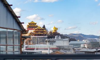 Qianyi Audio-Visual Oxygen Supply Travel Photography Boutique Hotel (Dukezong Ancient City)