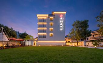 Zhuhai Jinfeng wutong Garden Hotel(Tangjia Ancient Town Sun Yat sen University Zhuhai Campus Store)
